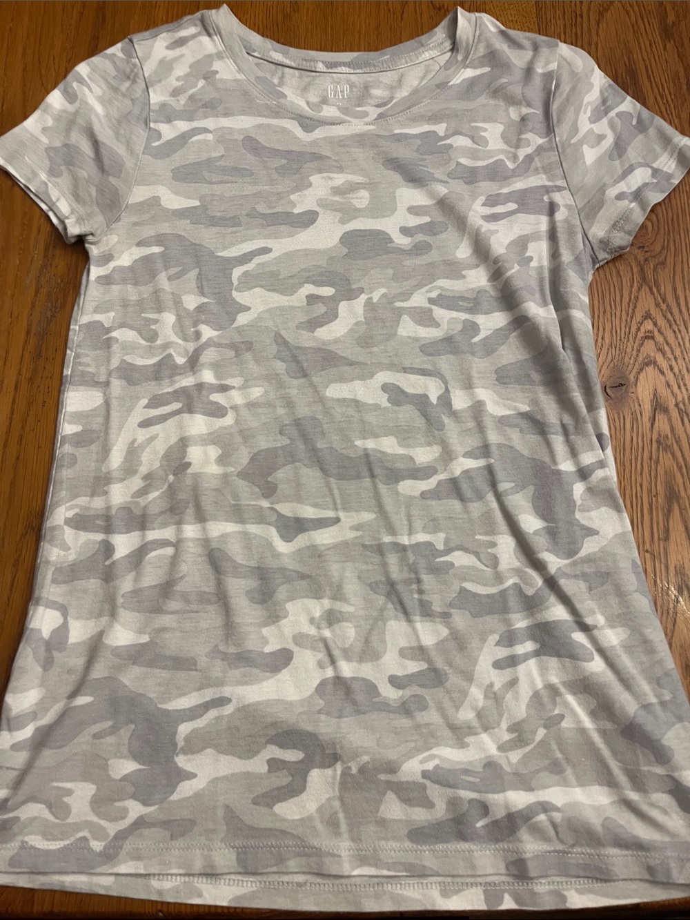 GAP Women's Light Gray Camo Short Sleeve Tee